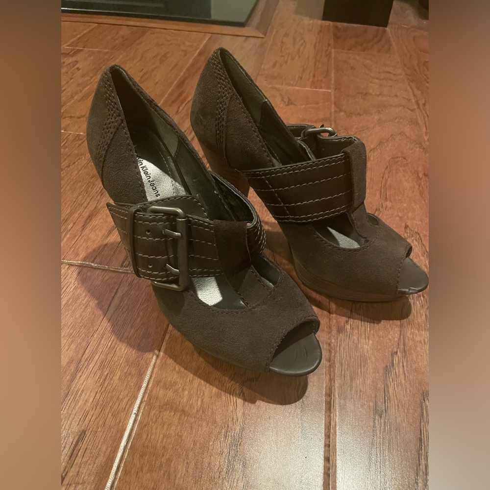 Calvin Klein Jeans Brown Suede Platform Buckle Sandals size 7